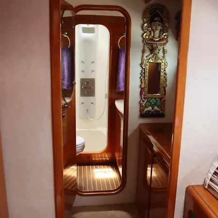 Hotel na wodzie One Catamaran *