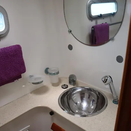 One Catamaran Hotel na wodzie