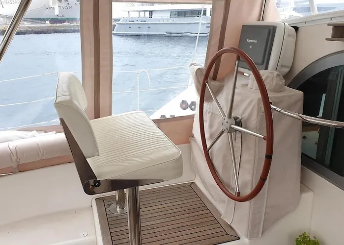 One Catamaran Botel Ponta Delgada