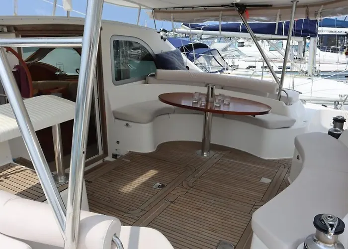 Botel One Catamaran Ponta Delgada