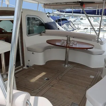 船上ホテル One Catamaran ポンタ・デルガダ